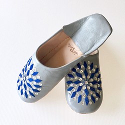 免費送貨，直到11/6優雅拖鞋Funun灰色×藍色（僅在日本）手工縫製的刺繡 第1張的照片