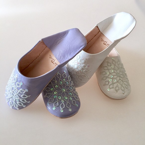 優雅的巴布舒一套手工縫製的刺繡Noara淺紫色和白色 第1張的照片
