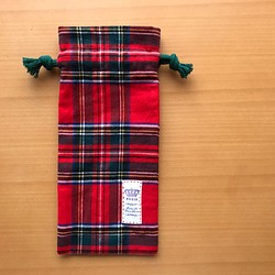タータンチェックのボトルカバー、巾着スタイル／赤系 1枚目の画像