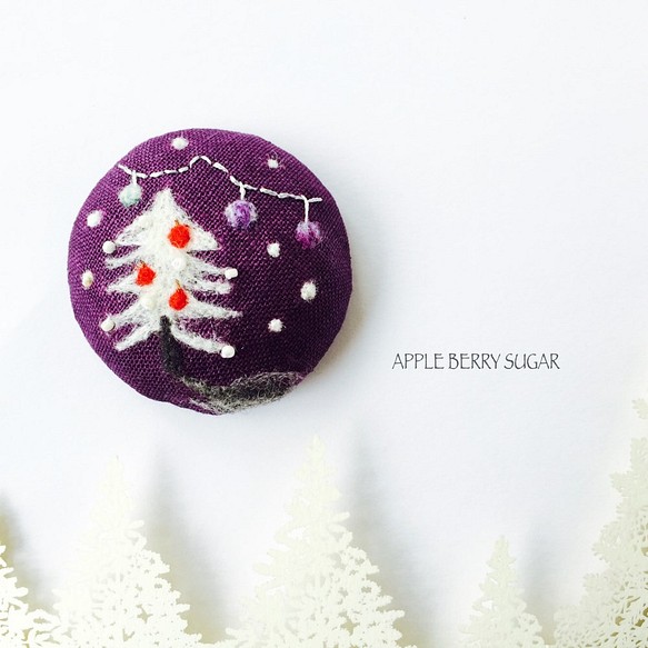 羊毛刺繍ブローチ〈雪のりんごの木〉 1枚目の画像