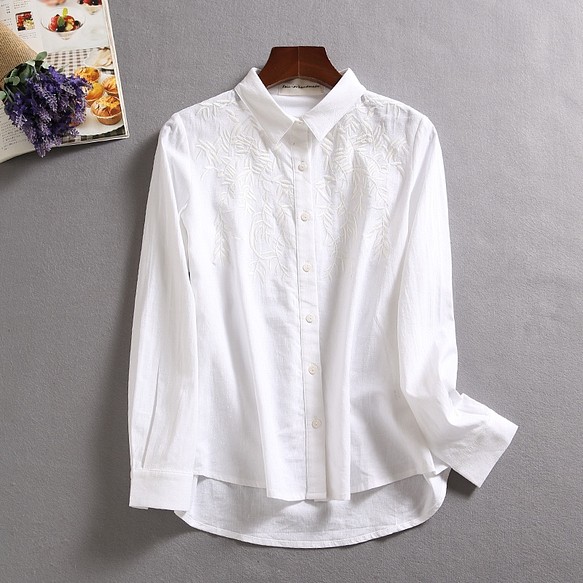 f010201 刺繍入り　シンプルで着回しやすい　長袖　シャツ　コットン　ホワイト 1枚目の画像