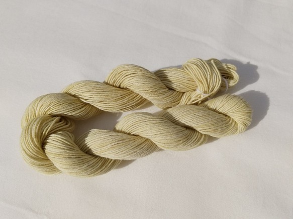 刺し子糸（細糸）約13ｇ　草木染め：セイタカアワダチソウ（花） 1枚目の画像