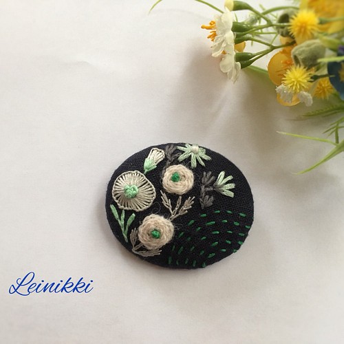 昭和レトロなお花柄 #紺＊刺繍ブローチ ブローチ Leinikki 通販