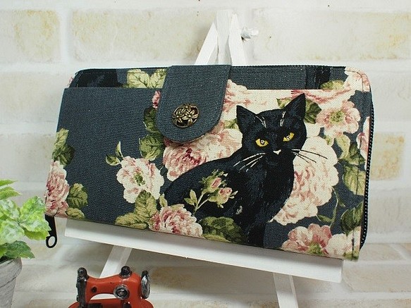黒猫と薔薇とちょっとビーズの長財布 1枚目の画像