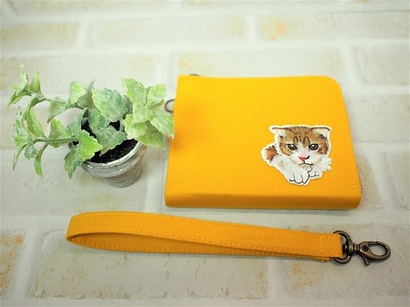 ❣❣＊＊在庫処分品＊＊❣❣　猫の刺繍ワッペン　Ｌ型ファスナーミニ財布（同生地持ち手付） 1枚目の画像