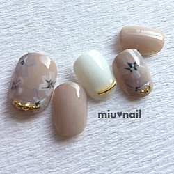 104 再販 クレイベージュとグレーのアンティークフラワーネイル ネイルチップ ネイルシール Miu Nail 通販 Creema クリーマ ハンドメイド 手作り クラフト作品の販売サイト