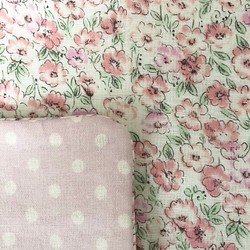 【送料無料】8枚重ねガーゼのピンク花畑柄&ドット柄のハンカチ 1枚目の画像