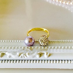 薰衣草色珍珠x極光色凹凸球造型戒指 第1張的照片