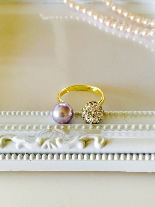 薰衣草色珍珠x極光色凹凸球造型戒指 第1張的照片
