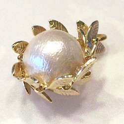 棉質珍珠耳環包裹在樹葉中 第1張的照片