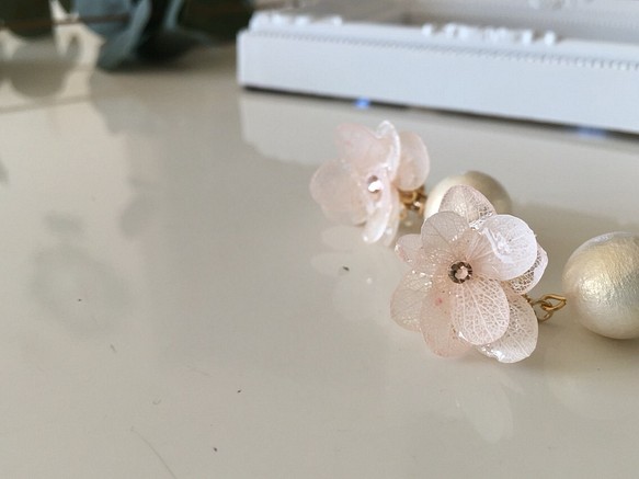 紫陽花の花びらイヤリングコットンパールキャッチ 1枚目の画像
