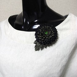 和装、洋装にも合うコサージュ＆髪飾り（ブラックゴールドぽんぽん菊）ギフト対応 1枚目の画像