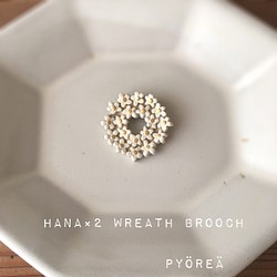 【陶器】花花リースブローチ(ホワイト) 1枚目の画像