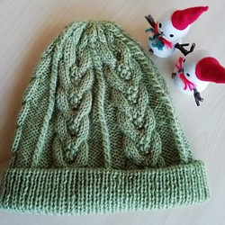 オリーブ色のニット帽（ケーブル模様、毛１００％）フリーサイズ 1枚目の画像