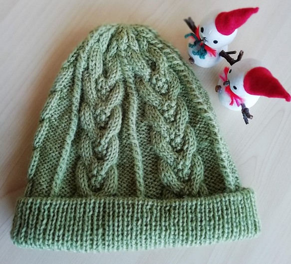 オリーブ色のニット帽（ケーブル模様、毛１００％）フリーサイズ 1枚目の画像