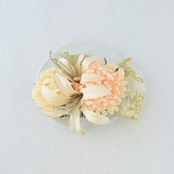2種類の華やかなリボンと白いお花のヘアコーム 1枚目の画像