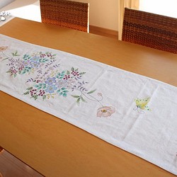 ポピーと蝶と花の手描きテーブルランナー 1枚目の画像
