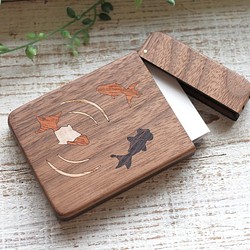 木製名片夾“金魚”胡桃木 第1張的照片