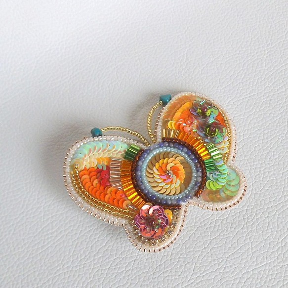 ビーズ刺繍 * 蝶のブローチ　向日葵の 1枚目の画像