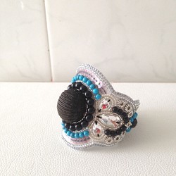 【beads embroidery】 cool bracelet with black button 第1張的照片