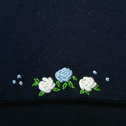 受注製作◆yuri様専用　刺繍入り移動ポケット（ネイビー：バラ　水色) 1枚目の画像