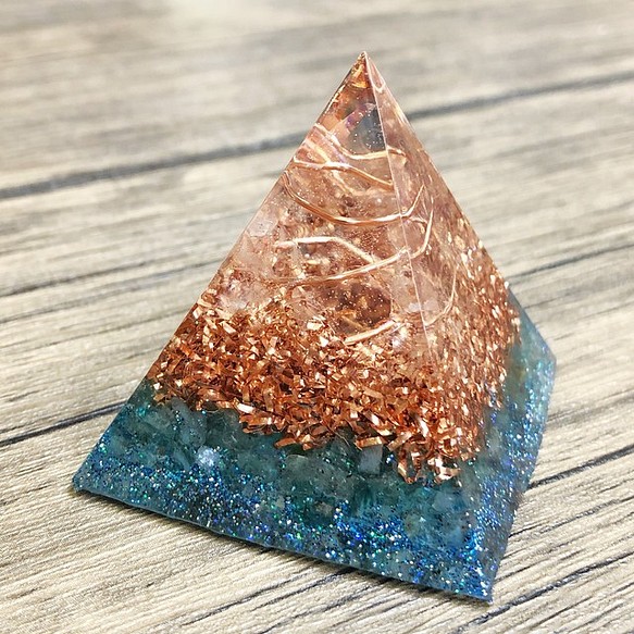 [成長期の子供のお守り] ピラミッド型Ⅱ オルゴナイト アパタイト 1枚目の画像