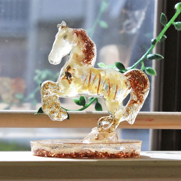 馬型 オルゴナイト アラゴナイト＆シトリン 置物 財運をもたらす馬モチーフ 1枚目の画像