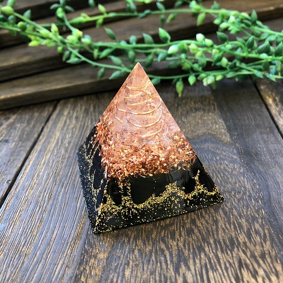 [最強の破魔の石] ピラミッド型Ⅱ オルゴナイト 黒水晶 モリオン 1枚目の画像