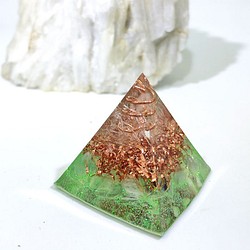 ミニピラミッド型オルゴナイト フローライト　 1枚目の画像