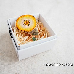 斯堪的納維亞黃色的輪子花胸針櫻花木撲克工作 第1張的照片