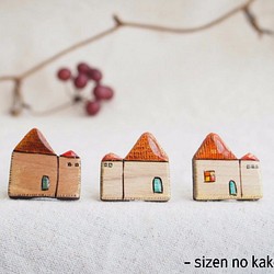 クルミの木　赤い２つ屋根の家ブローチ　デザイン選択 1枚目の画像