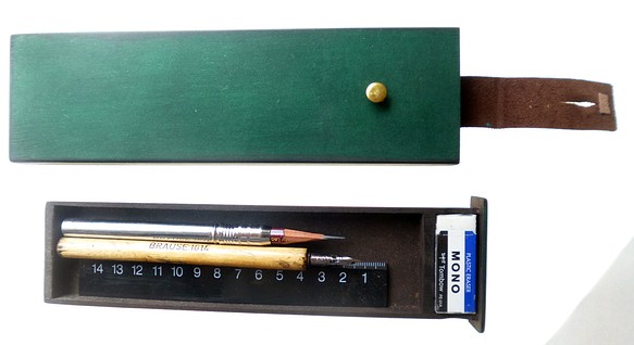 tomori のmono消しゴムのための筆箱（ふでばこ）　緑色（アンティーク調） 1枚目の画像