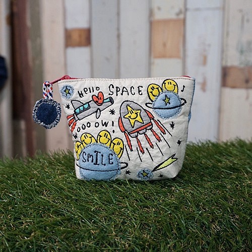 帶角撐板的 Space Smile 刺繡小袋 第1張的照片