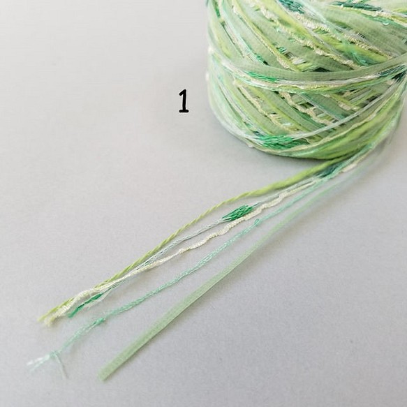 ①A37「ニシキギグリーン(1)」　素材糸　引き揃え糸 1枚目の画像