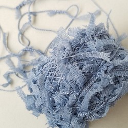 在庫限りB154「チュールヤーン(くすみブルー)」素材糸　引き揃え糸 1枚目の画像