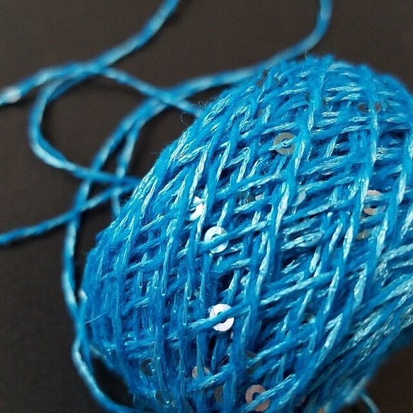 B251「ミニスパンコールヤーン(ブルー)」素材糸　引き揃え糸 1枚目の画像