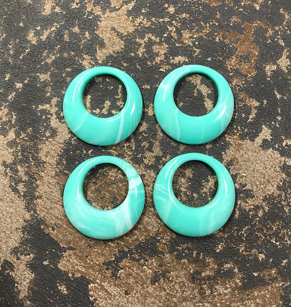 【4個】プラスチック製マーブル模様のリングパーツ   グリーン 1枚目の画像