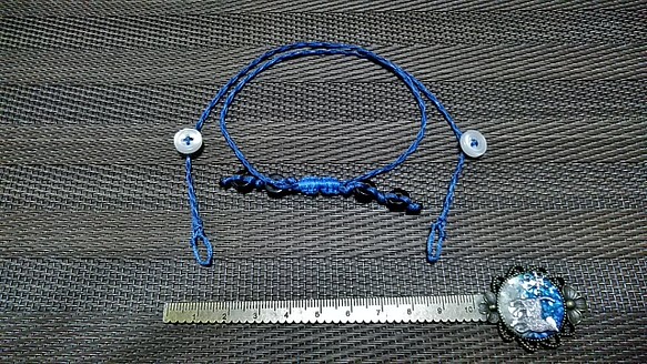 【セール】伸縮マスクチェーン紺色　濃茶ウッドビーズ　マクラメ四つ編み　ワックスコード 1枚目の画像