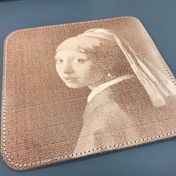 [Fermer]“戴珍珠耳環的女孩” Nume皮革激光加工用於鼠標墊，杯墊或內飾 第1張的照片