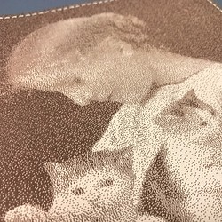 【アルベール・アンカー】 「猫の親子」 ヌメ革 レーザー加工 マウスパッド、コースター、またはインテリアに 1枚目の画像