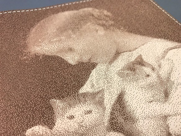 【アルベール・アンカー】 「猫の親子」 ヌメ革 レーザー加工 マウスパッド、コースター、またはインテリアに 1枚目の画像