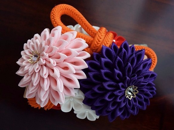 福よせ❖艶やかな花々を添えて。紫＆ピンク ヘアコーム つまみ細工 1枚目の画像