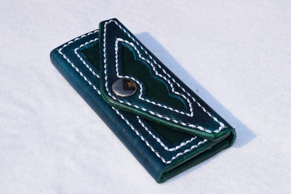 切り抜き模様のキーケース（青×緑）：本革：手縫い：手染め 1枚目の画像