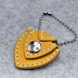 本革：いざって時の５００円玉を入れておけるキーホルダー（黄色）手縫い：手染め 1枚目の画像