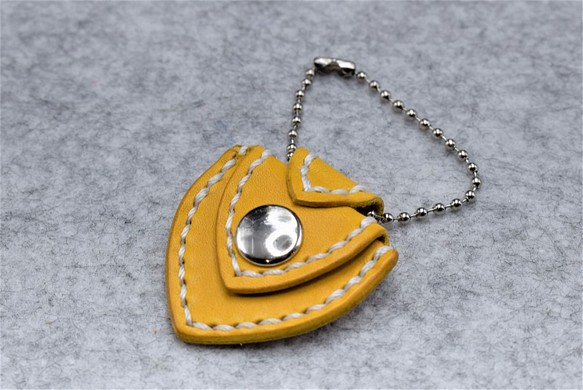 本革：いざって時の５００円玉を入れておけるキーホルダー（黄色）手縫い：手染め 1枚目の画像