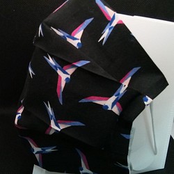 「折り紙風ツバメ（黒地）」の不織布マスク用布カバー 1枚目の画像