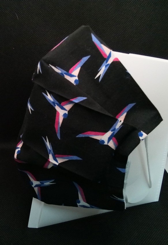 「折り紙風ツバメ（黒地）」の不織布マスク用布カバー 1枚目の画像