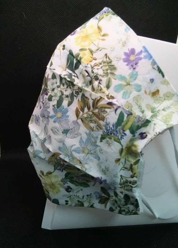「エレガント草花」の不織布マスク用布カバー 1枚目の画像
