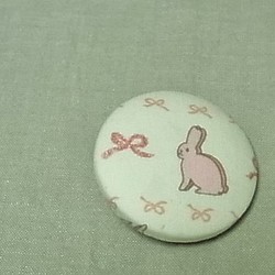 「リボンウサギ」柄のブローチ帯留め 1枚目の画像