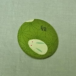 「草色卯」柄のブローチ帯留め 1枚目の画像